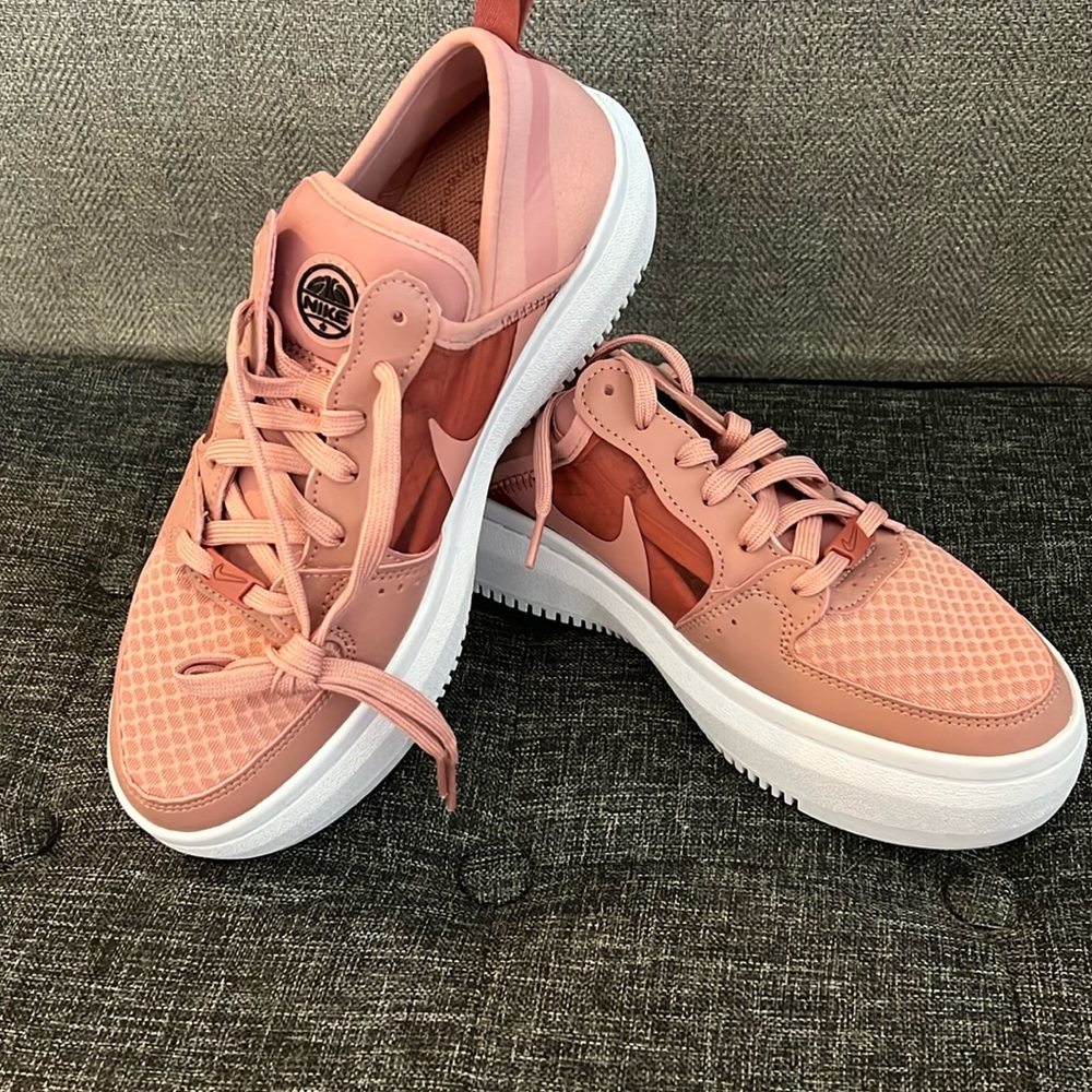 New Without tags Women’s Nike Court Vision Alta platform shoes Size:8